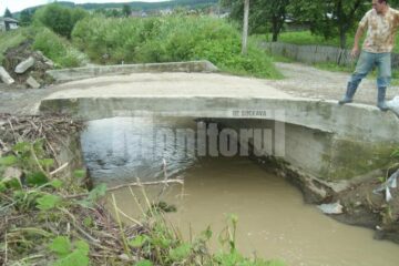 Podul care s-a dovedit a fi un baraj în calea apelor