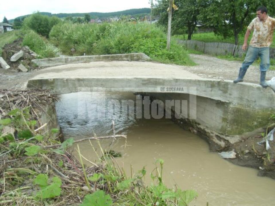 Podul care s-a dovedit a fi un baraj în calea apelor