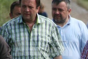 Gheorghe Flutur, cel care a făcut demersurile necesare pentru ca Guvernul să aloce materiale de construcție, și deputatul democrat-liberal Ioan Bălan