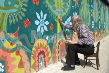 Artistul plastic Dan Cornel lucrând la detaliile compoziției