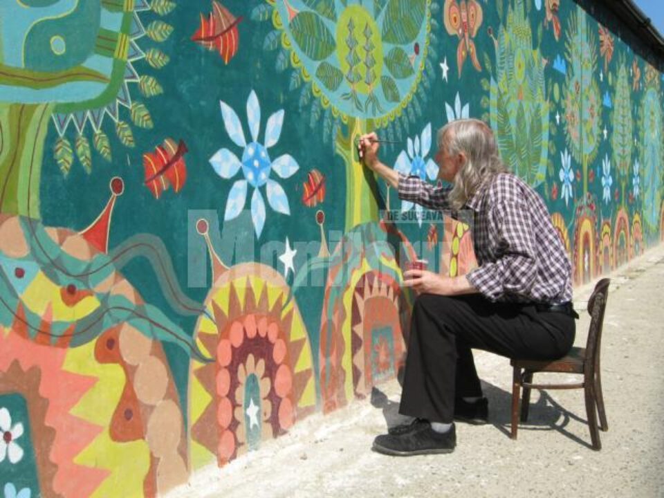 Artistul plastic Dan Cornel lucrând la detaliile compoziției