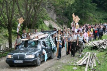 Sătenii din Gemenea i-au condus pe ultimul drum pe cei patru copilași