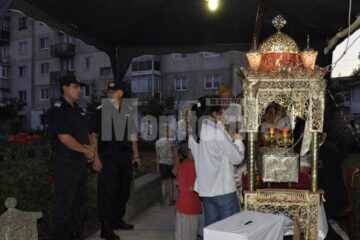 Fălticenenii au stat la rând pentru închinare până după miezul nopții