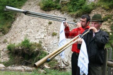 Alexandru Mândrilă și mult mai tânărul său coleg de trâmbiță
