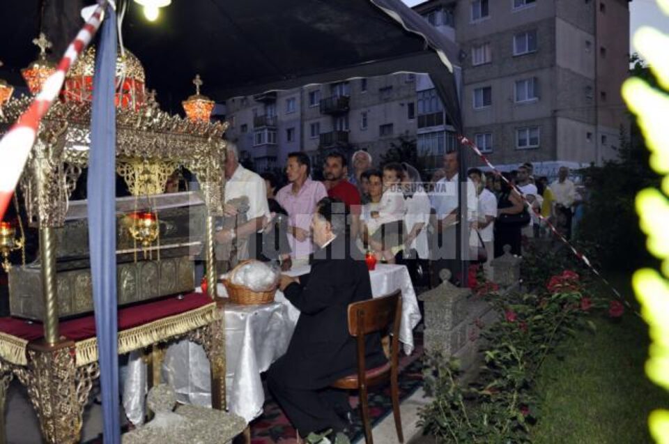 Procesiune: Moaștele sfântului Pantelimon, tămăduitor al bolnavilor, au fost aduse la Fălticeni
