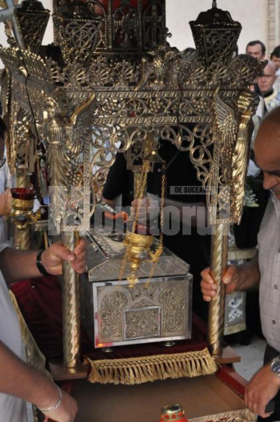 Procesiune: Moaștele sfântului Pantelimon, tămăduitor al bolnavilor, au fost aduse la Fălticeni