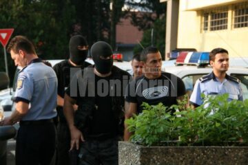 Tinerii și-au petrecut noaptea în arestul poliției