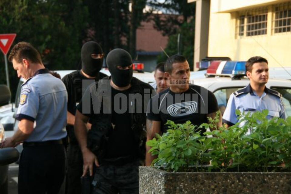 Tinerii și-au petrecut noaptea în arestul poliției