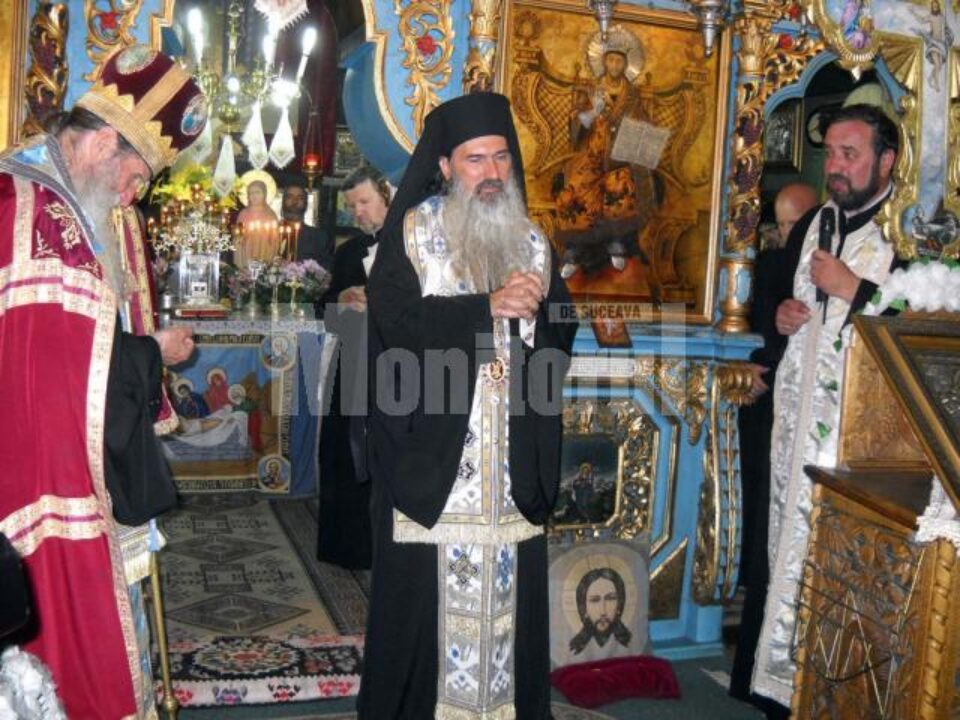 Procesiune: Moaștele sfântului Pantelimon, tămăduitor al bolnavilor, au fost aduse la Fălticeni
