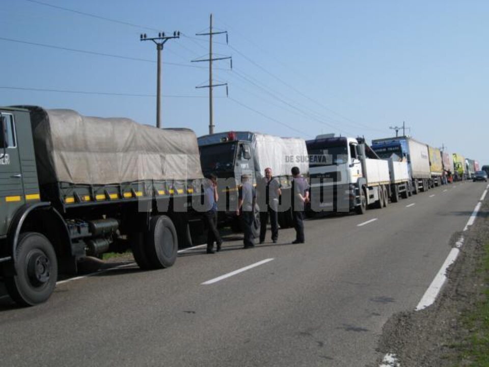 Caravana de 18 tiruri încărcate cu materiale de construcții, alimente de bază și îmbrăcăminte