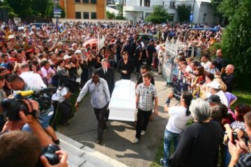 Mădălina Manole a fost înmormântată la Ploiești în prezența a 5.000 de persoane. Foto: MEDIAFAX