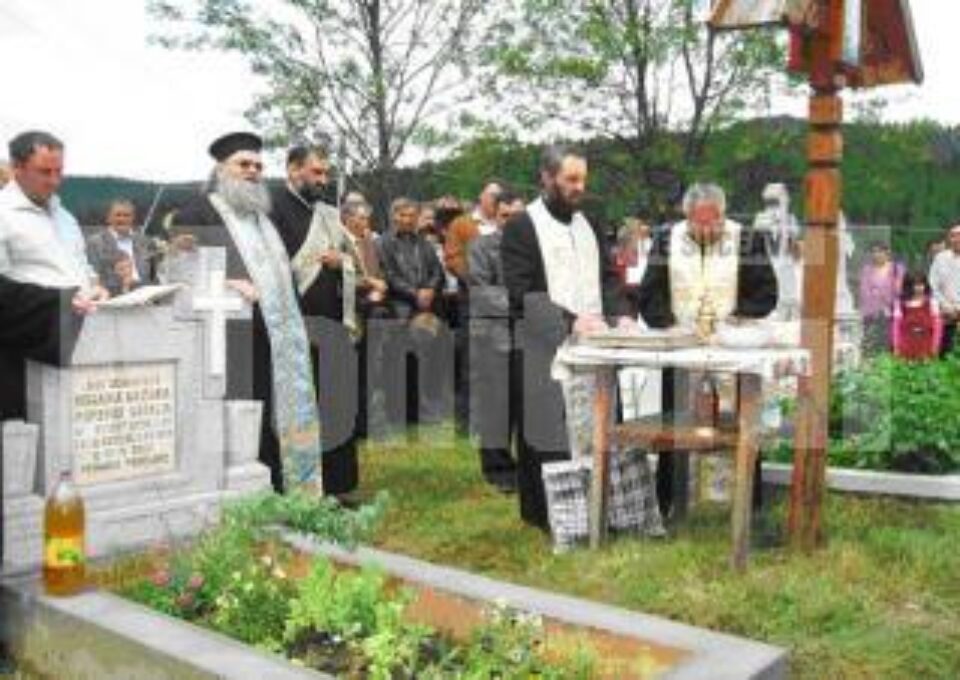 Slujbe de pomenire în cimitirul din apropierea mănăstirii