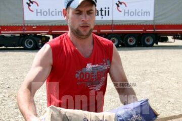 Sinistrații au venit cu ce au putut să ridice sacii de ciment care le-au fost alocați