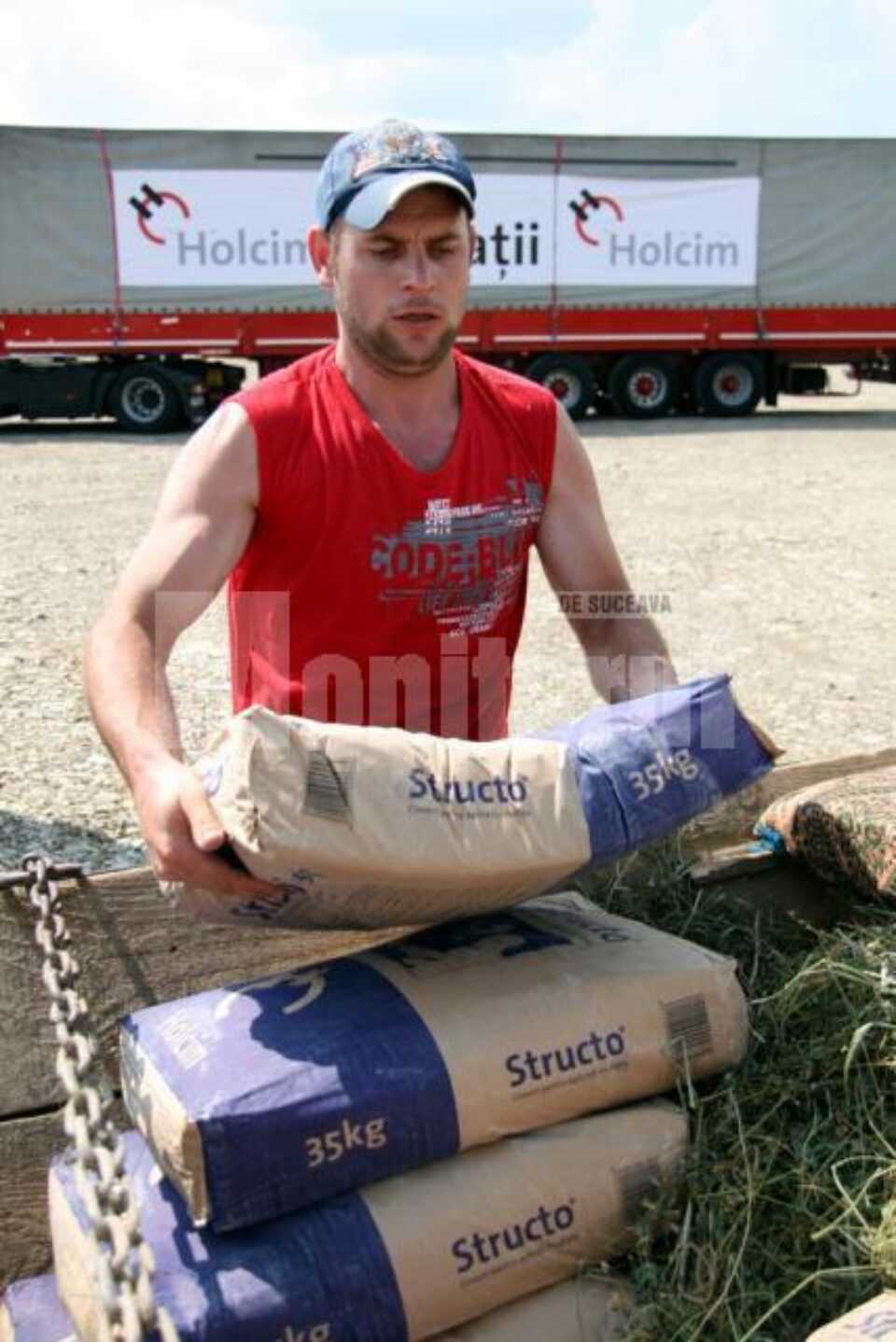Sinistrații au venit cu ce au putut să ridice sacii de ciment care le-au fost alocați