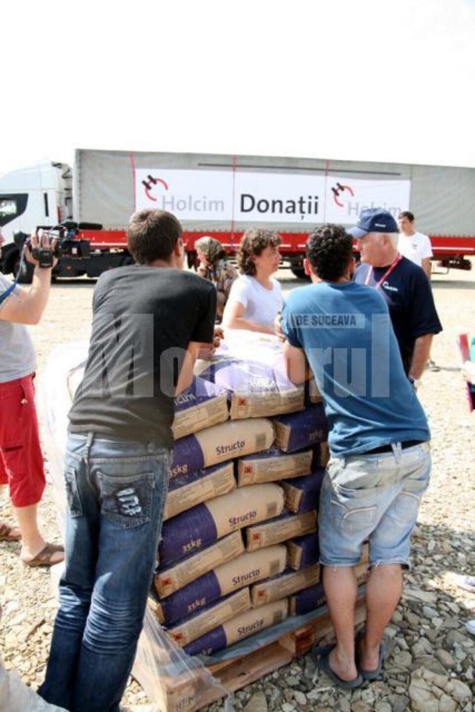 Sinistrații au venit cu ce au putut să ridice sacii de ciment care le-au fost alocați