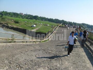 Podul ce duce la Piata Veresti, inclinat la 45 de grade