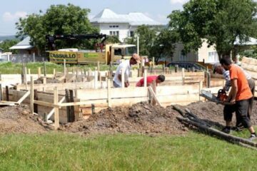 14 case reconstruite, cu mortar de zidărie Tassullo, la Șerbăuți