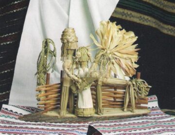 Figurine confecționate din papură și pănuși de porumb