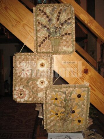 Panouri din fibre vegetale decorate cu castane, flori din talaj și plante uscate