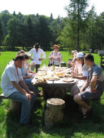Masă bogată la stâna turistică de pe malul râului Moldova