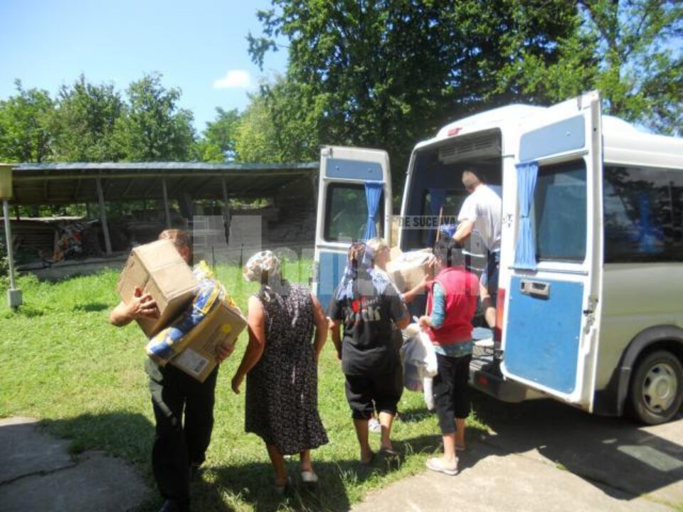 Donații: Bunurile adunate în campania “Sprijin pentru sinistrații din Bucovina”, distribuite în trei comune sucevene