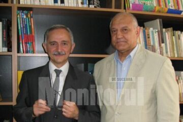 Paolo Messina și Mircea Grosaru în Secția Limbi Străine a bibliotecii sucevene
