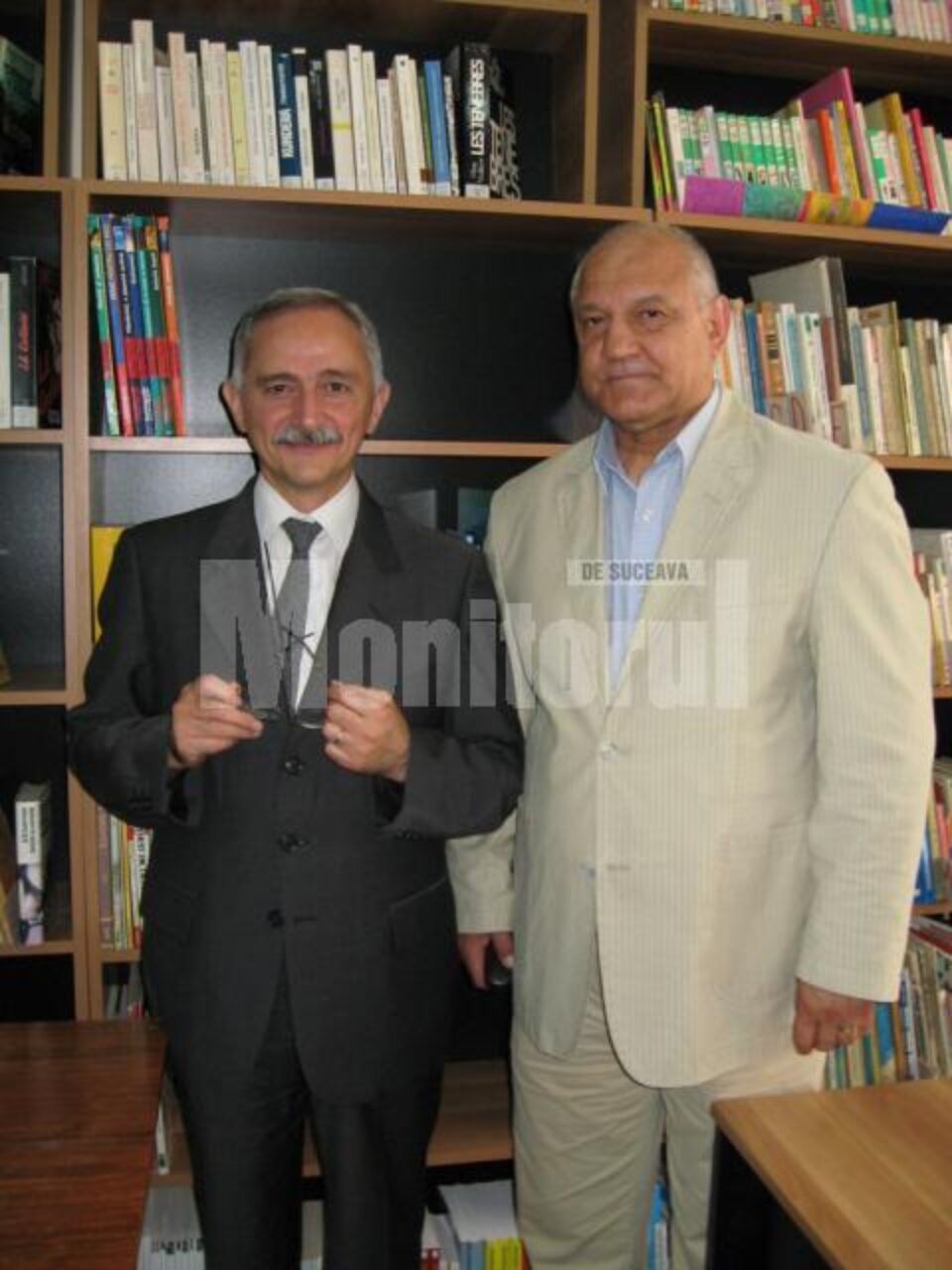 Paolo Messina și Mircea Grosaru în Secția Limbi Străine a bibliotecii sucevene