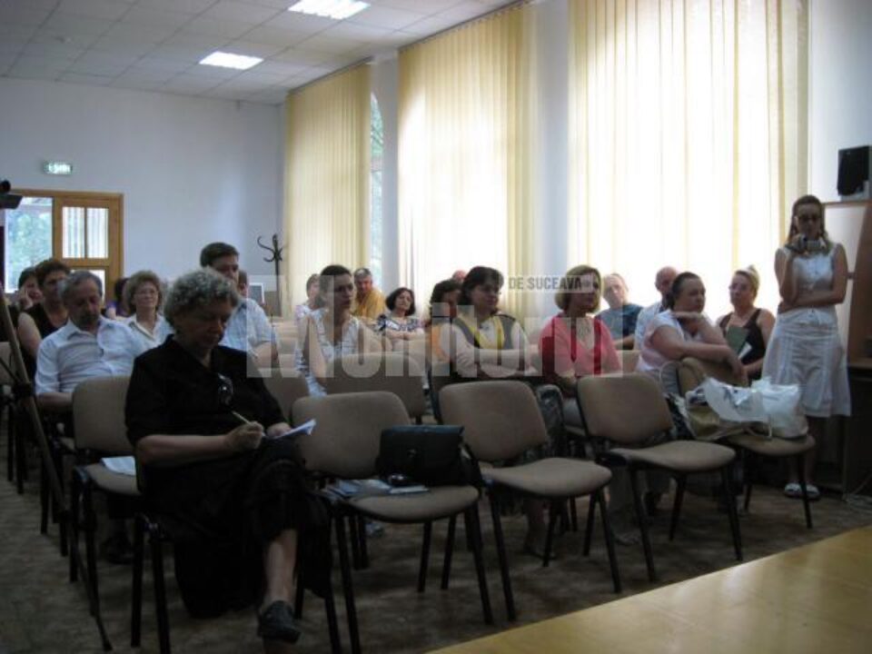 Participanți la întâlnirea din Sala de Arte Elena Greculesi