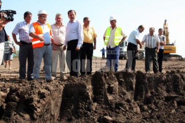 Gheorghe Flutur a inspectat ieri lucrările de construcție la prima celulă a gropii de deșeuri din Moara