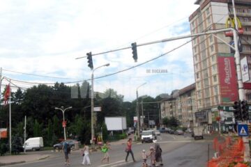 La traversarea străzii, pietonii trebuie să se asigure indiferent de situație
