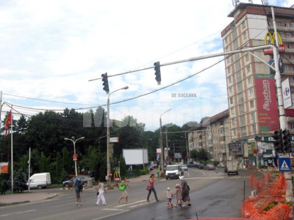 La traversarea străzii, pietonii trebuie să se asigure indiferent de situație