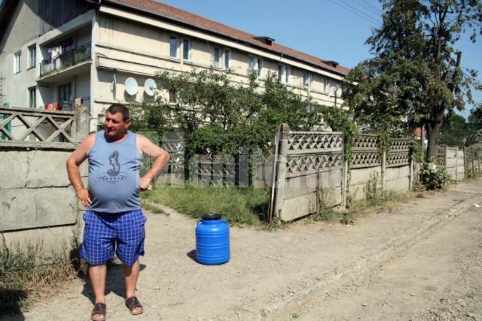 Locatarii de pe strada Bazelor au ramas fara apa in plina canicula