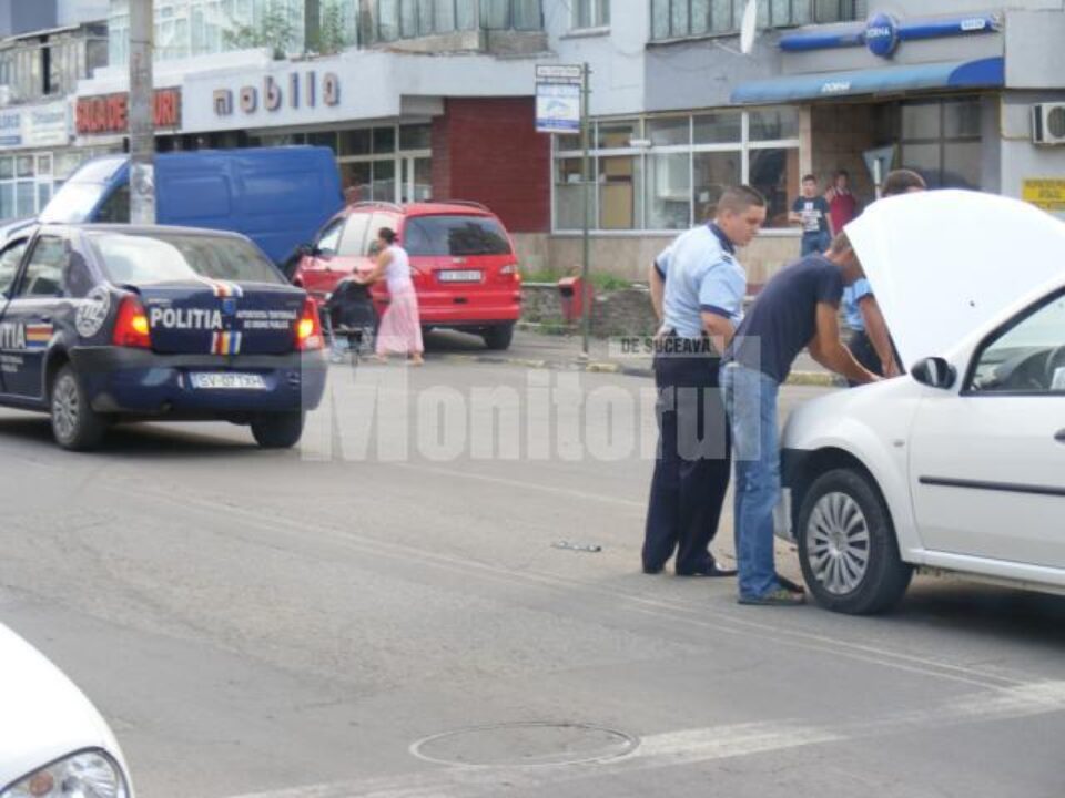 O mașină a Poliției a fost lovită din spate de un autoturism Dacia Logan. Foto: Honey CRAMARIUC O mașină a Poliției a fost lovită din spate de un autoturism Dacia Logan. Foto: Honey CRAMARIUC