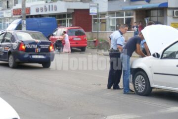 O mașină a Poliției a fost lovită din spate de un autoturism Dacia Logan. Foto: Honey CRAMARIUC