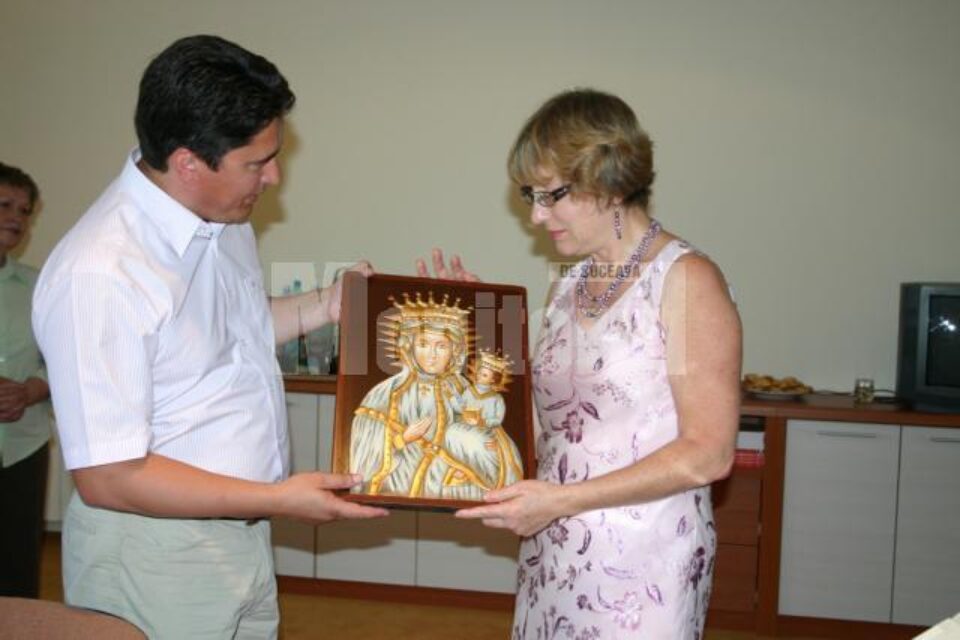 Deputatul Ghervazen Longher i-a oferit Annei Zalewska o icoană și un costum tradițional din Bucovina Deputatul Ghervazen Longher i-a oferit Annei Zalewska o icoană și un costum tradițional din Bucovina