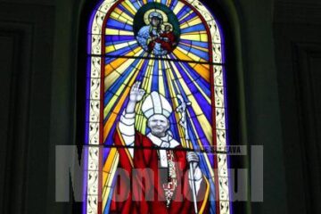 Papa Ioan Paul al II-lea, pe vitraliul executat la Poznan, în Polonia