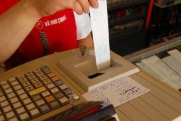 Măsura are scopul de a-i încuraja pe consumatori să ceară bonuri fiscale pentru toate produsele care se vând în România. Foto: Gazeta de Sud