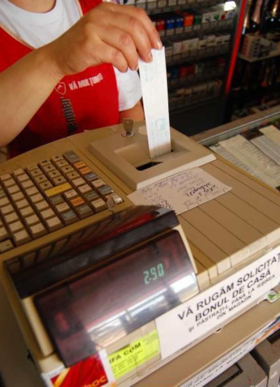 Măsura are scopul de a-i încuraja pe consumatori să ceară bonuri fiscale pentru toate produsele care se vând în România. Foto: Gazeta de Sud Măsura are scopul de a-i încuraja pe consumatori să ceară bonuri fiscale pentru toate produsele care se vând în România. Foto: Gazeta de Sud