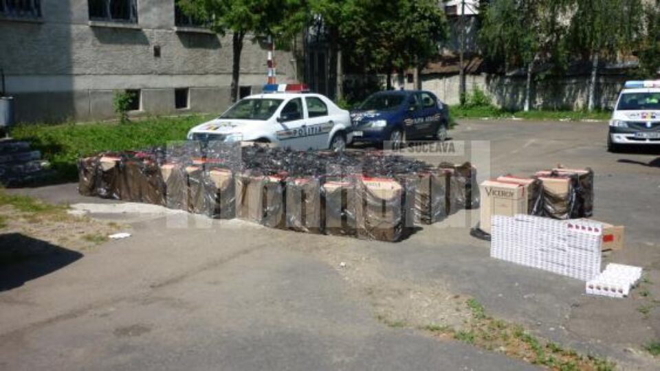 În mașină polițiștii au descoperit 120 de baxuri de țigări marca Viceroy, în valoare de 552.000 de lei