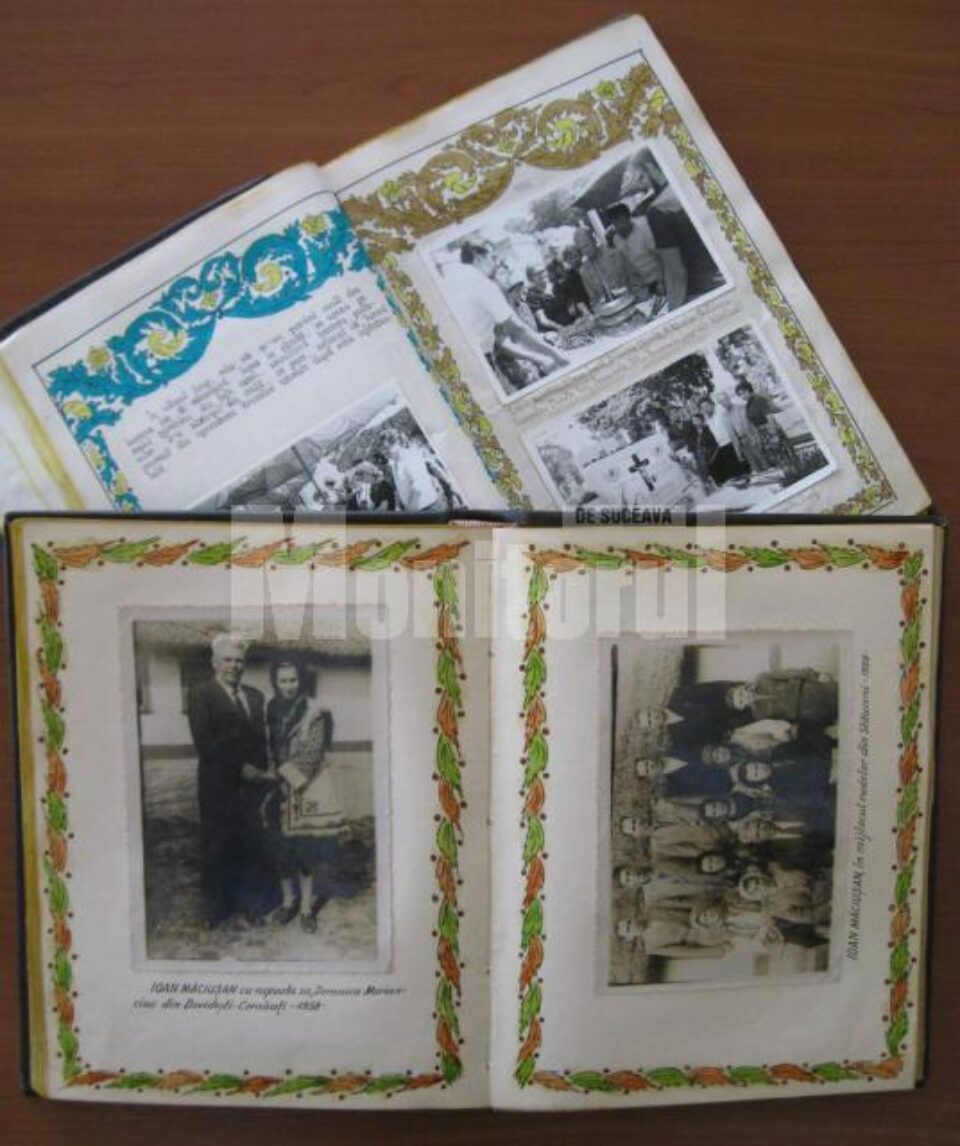Cele două tomuri cu file cu chenar ornamental