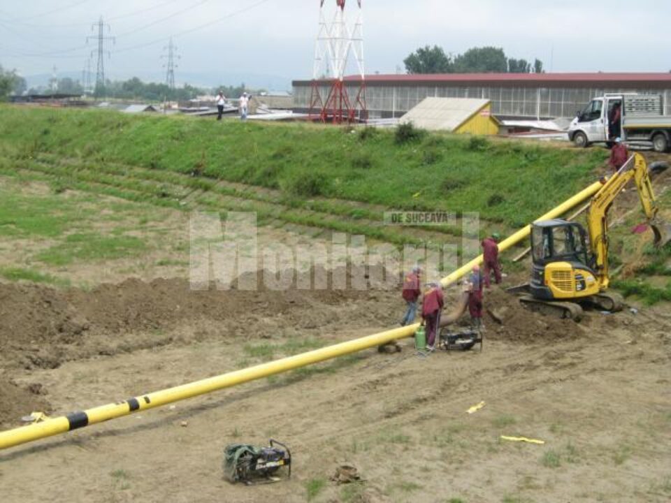 Deviere: Conducta de gaz metan din lunca Sucevei, în pericol de a fi ruptă de ape