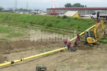 Deviere: Conducta de gaz metan din lunca Sucevei, în pericol de a fi ruptă de ape