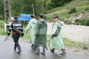 O nouă viață: Salvat cu elicopterul după o noapte petrecută între apele râului Suceava