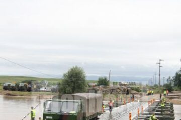 Circulația rutieră pe podul de pontoane de la Dornești a fost blocată de mai multe ori ieri