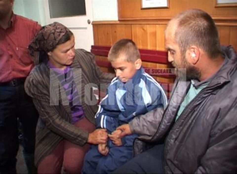 Mitică Piteleac, alături de părinții săi, la scurt timp după ce-a fost salvat dintre ape Mitică Piteleac, alături de părinții săi, la scurt timp după ce-a fost salvat dintre ape
