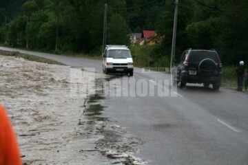 O nouă viață: Salvat cu elicopterul după o noapte petrecută între apele râului Suceava