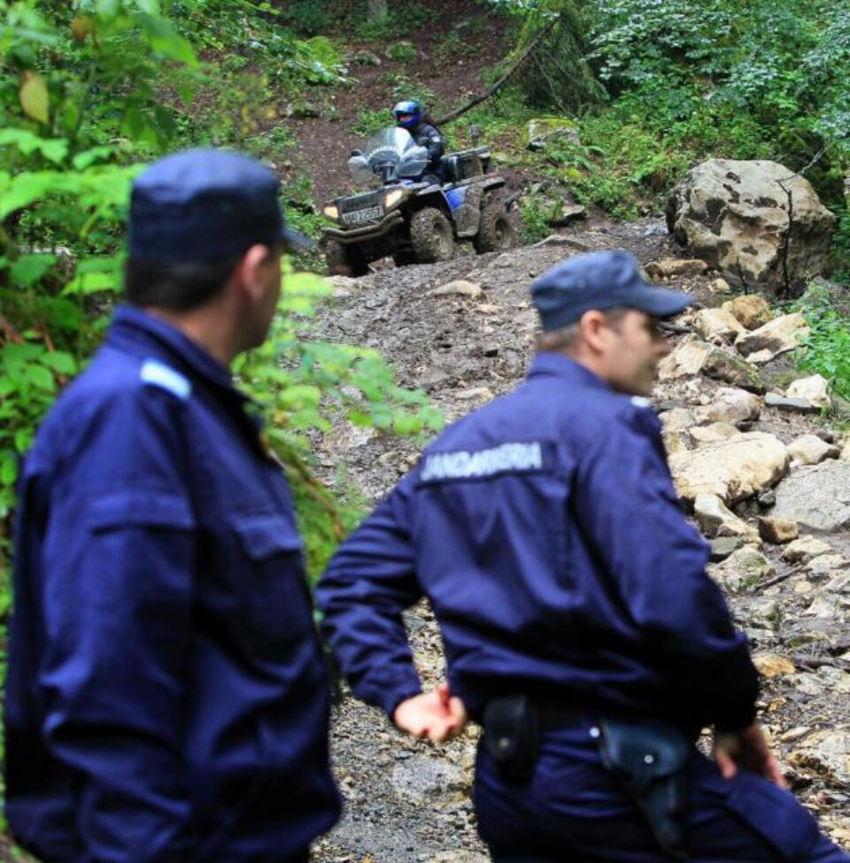 Echipa de jandarmi montani a rămas pentru a asigura zona. Foto: MEDIAFAX Echipa de jandarmi montani a rămas pentru a asigura zona. Foto: MEDIAFAX