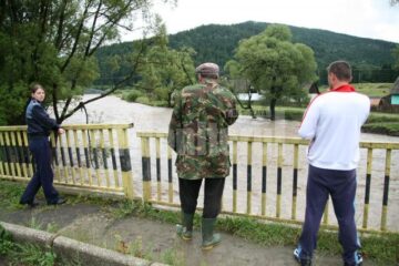 O nouă viață: Salvat cu elicopterul după o noapte petrecută între apele râului Suceava