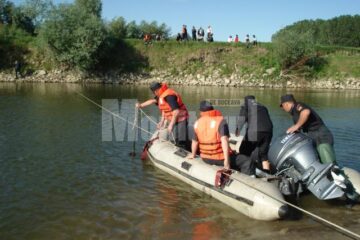 Pompierii îi caută pe minorul și tânărul dispăruți în apele umflate de ploile din ultimele zile