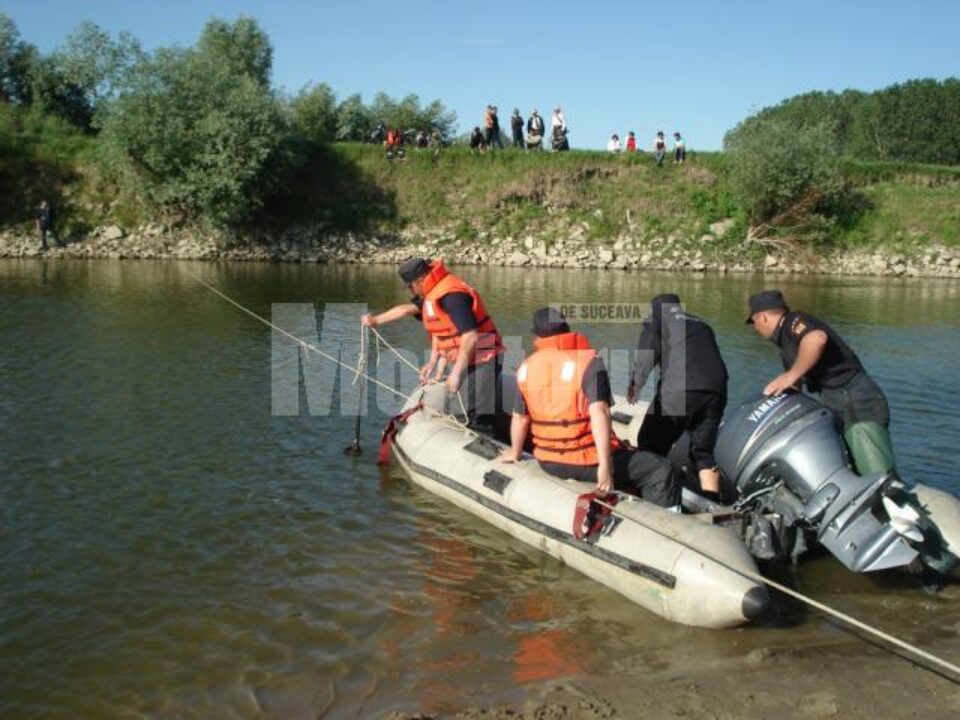 Pompierii îi caută pe minorul și tânărul dispăruți în apele umflate de ploile din ultimele zile